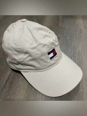 Tommy Hilfiger hat